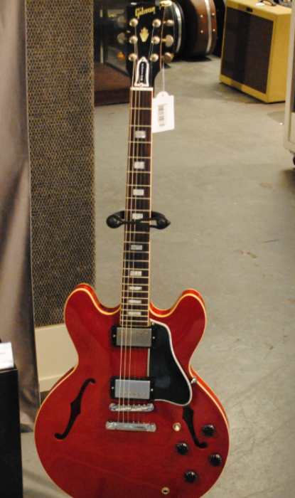 Gibson ES-335, Eric Clapton Image source Wikimedia